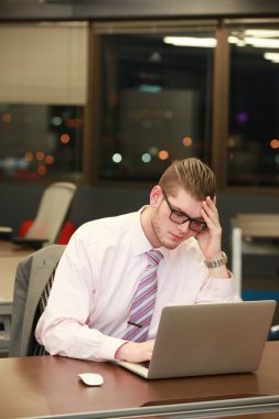 dizüstü \Office görevli