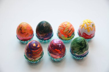 Güzel boyalı Paskalya yortusu yumurta