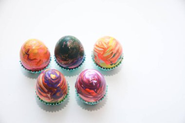 Güzel boyalı Paskalya yortusu yumurta