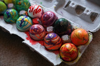 yumurta boyalı soyut ile kutusu dolu