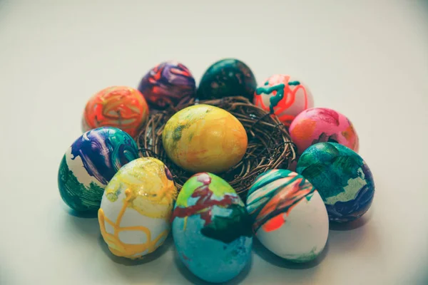Huevos de Pascua diseñados cerca del nido —  Fotos de Stock