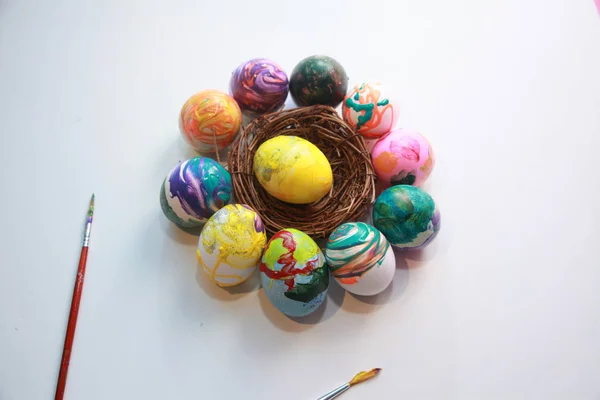 Mesa con huevos de Pascua —  Fotos de Stock