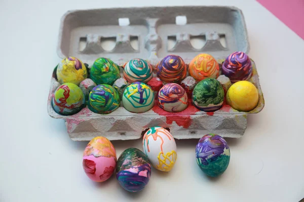 Яскраві яйця на Великдень у коробці — стокове фото