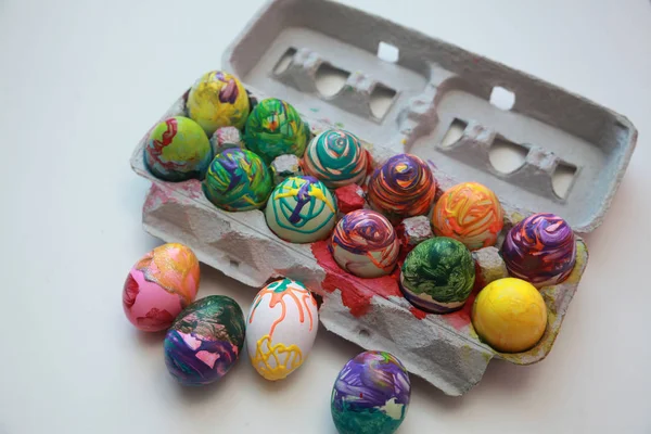 Os ovos de galinha coloridos para a Páscoa — Fotografia de Stock