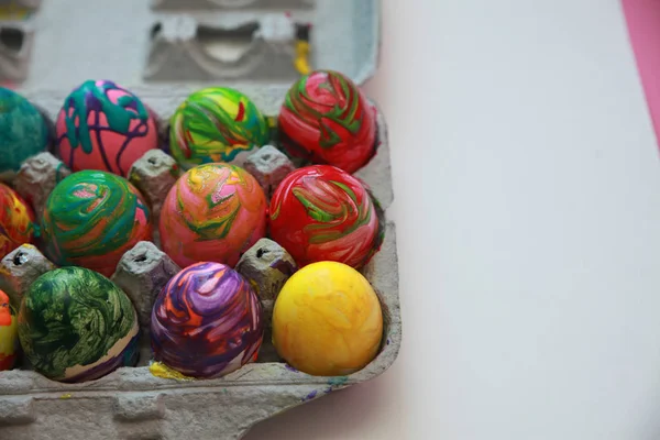 Caja de cultivo con huevos pintados —  Fotos de Stock