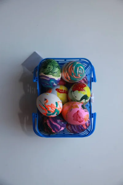 Geleneksel Paskalya yumurtaları sepetle — Stok fotoğraf