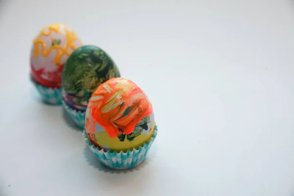 Os ovos em copos de muffin na fileira — Fotografia de Stock