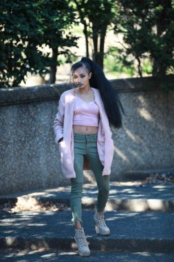 Çekici kendine güvenen kadın ayakta merdivenlerde