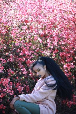 Sakura ağacı yakınındaki erkek