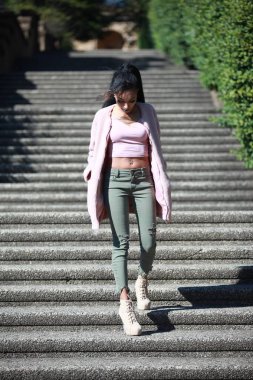 Güzel erkek basamaklardan iniyor