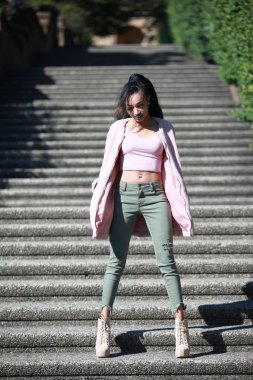 Cool kadın merdivenlerde poz