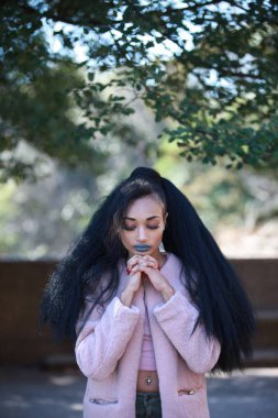 Esmer kadın ellerle birlikte ayakta