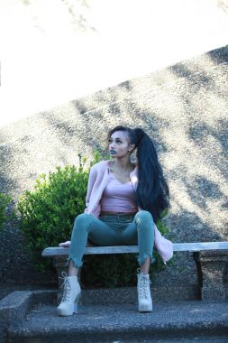 Bankta poz şık erkek