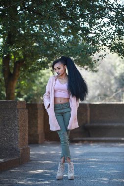 Esmer kadın parkta duran