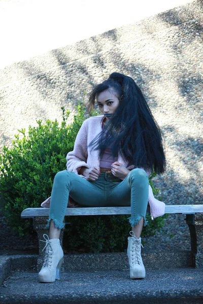 Brunette female sitting on bench — Stock Photo, Image