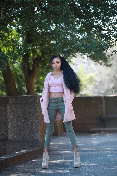 Stylish female posing in park alley — Stock Photo, Image