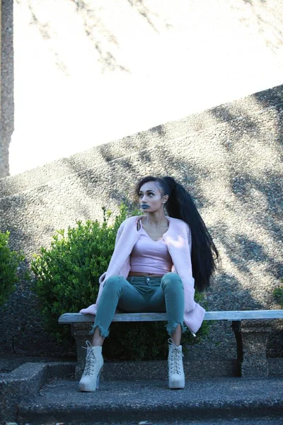 Female sitting on bench in park — Stock Photo, Image