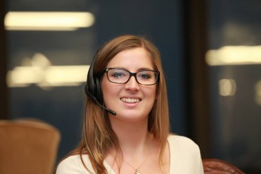 Kameraya poz gülümseyen çağrı merkezi çalışan