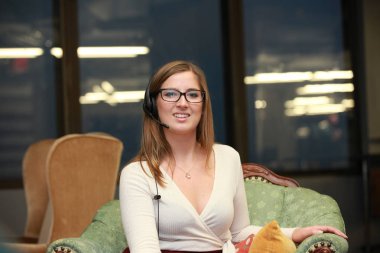 Kendine güvenen çağrı merkezi operatörü