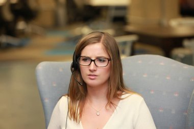 Çağrı merkezinde çalışan kadın