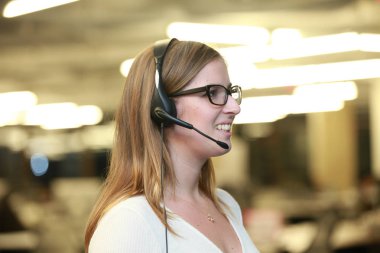 Gülümseyen kadın çağrı merkezi