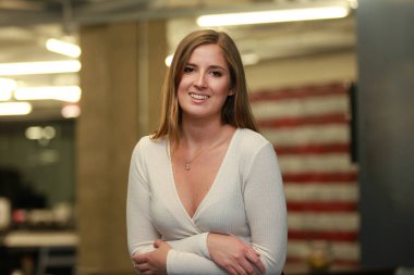 Oldukça neşeli kadın gülümseyerek