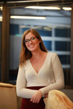 Neşeli kadın gözlük gülümseyen