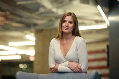 Kameraya bakarak neşeli casual kadın