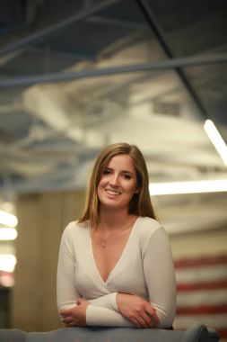 Pozitif kadın kameraya arıyor