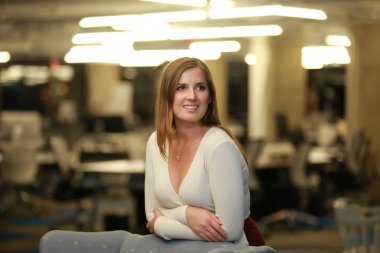 Sevimli kadın koltukta yaslanmış