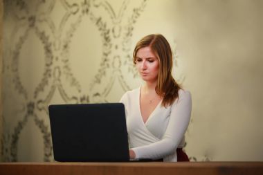 Genç bayan ofiste çalışıyor.