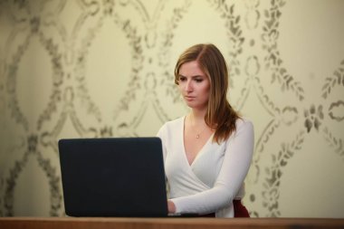 Ofiste çalışan kadın.