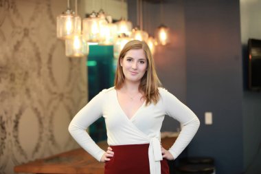 Ayakta ve gülümseyen neşeli kadın