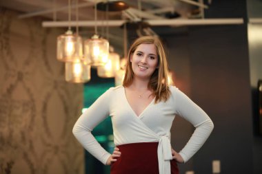 Bel üzerinde el ile büyüleyici kadın