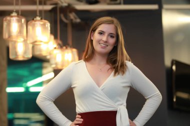 Gülümseyen kadın bel üzerinde elleriyle