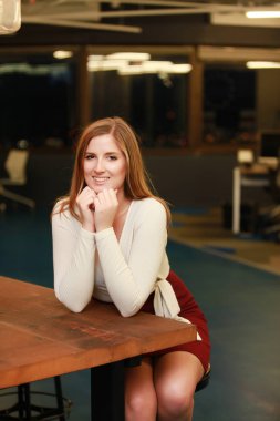 çekici bir kadın masada