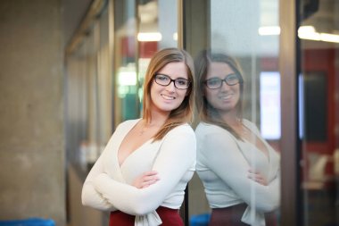 Neşeli başarılı kadın 