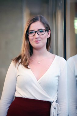 Güzel genç kadın şık giyim