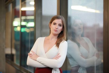 Ciddi zarif kadın ofiste poz