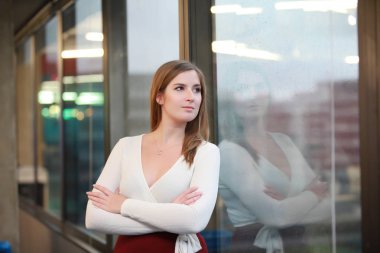 Başarılı genç kadının yanına pencere