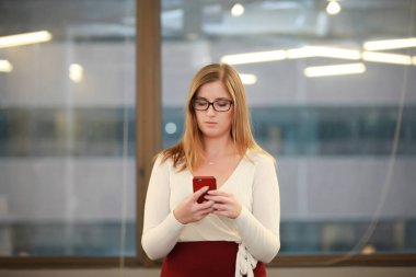 Şık girişimci ile smartphone