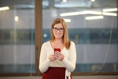 Şık bir model telefon ile poz gülümseyen