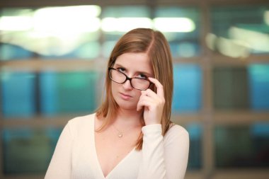 Zarif gözlük emin ciddi kadın