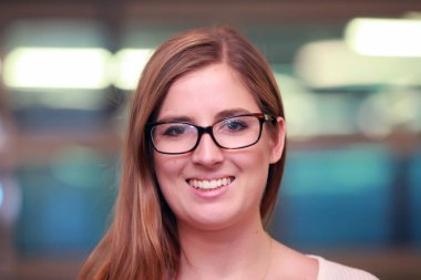 Genç ve güzel gözlük modelinde