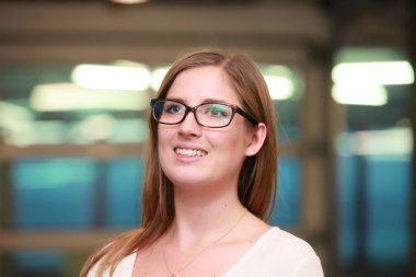 Gözlük gülümseyen genç modeli