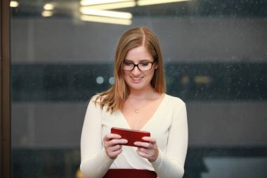 Telefon modeliyle gülümseyen genç