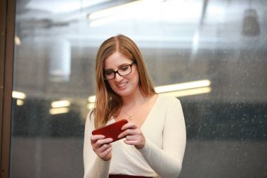 Telefon ile poz oynak zarif kadın