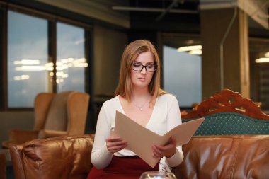 Rapor keşfetmek ciddi kadın