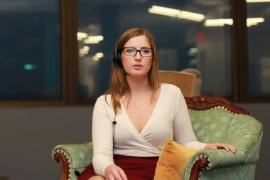 İstemci ile konuşan kulaklık kadında