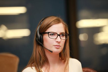 Destek Merkezi'nde çalışan kadın